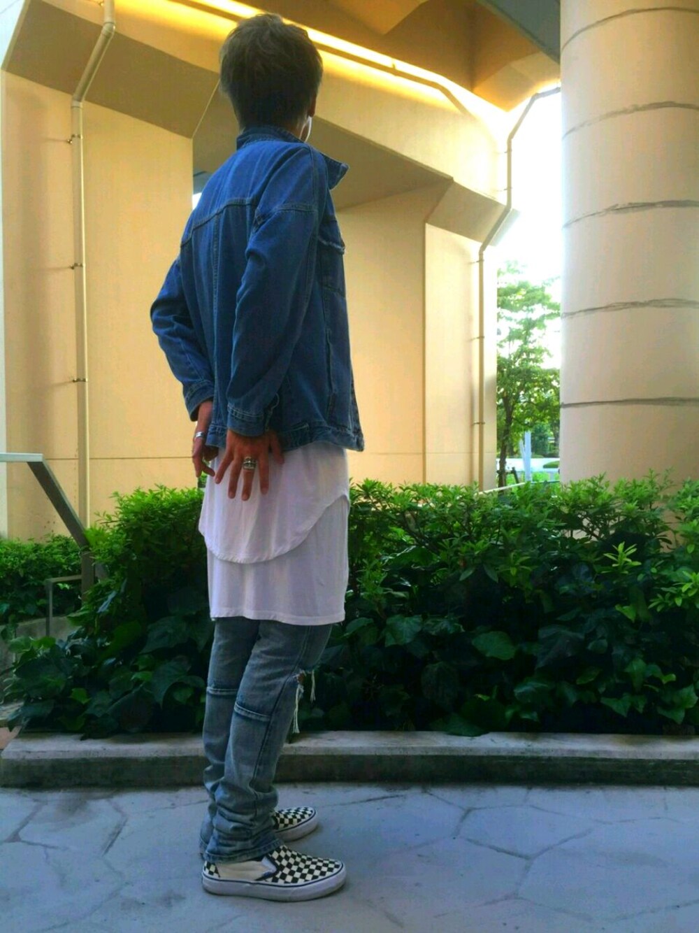 ホワイト系のTシャツ/カットソー、ブルー系のデニムパンツ、ブルー系のデニムジャケットを着用したメンズの秋コーディネートの1枚目の写真