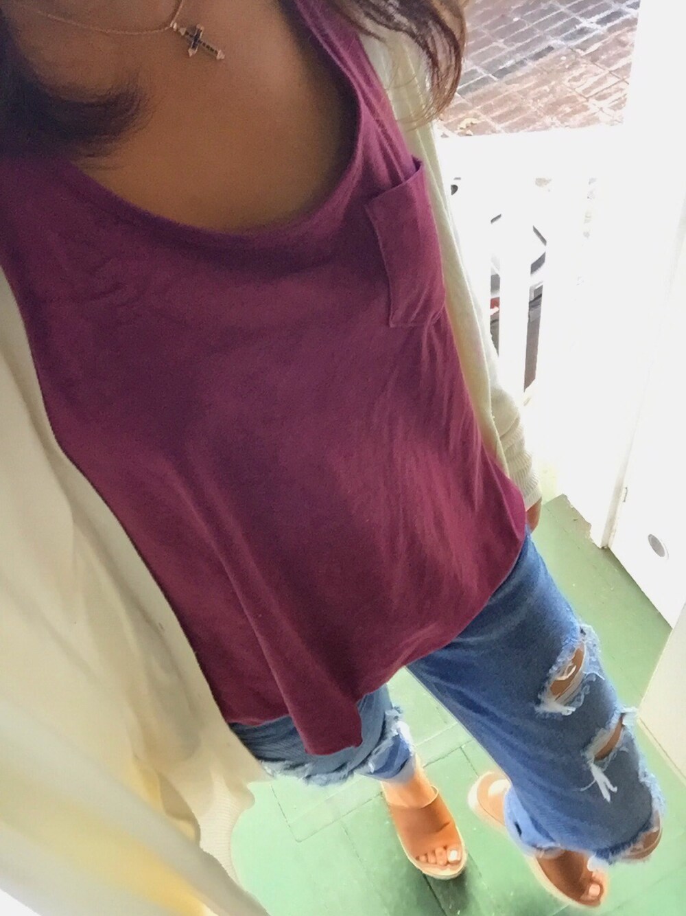 「ノースリーブ、カーディガン、秋のコーデ、Urbanoutfitters、urban outfitters、American Eagle、FOREVER 21」｜「CECIL McBEEのアイテム（トップス、レッド系）」を使った、J U L I Aさん（レディース・162cm）の秋コーディネートの1枚目の写真