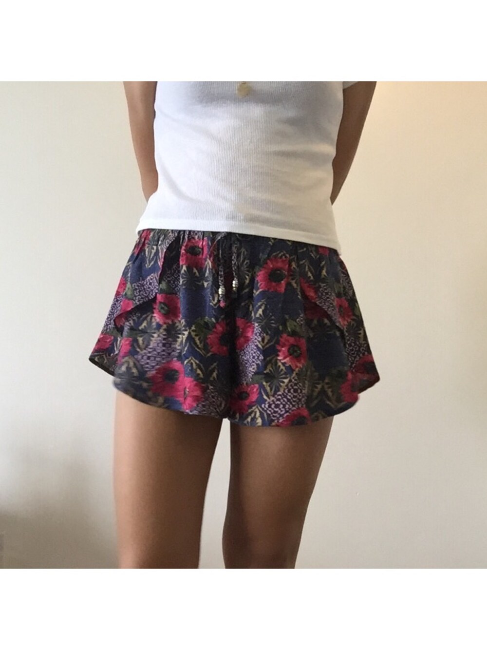 「Abercrombie&Fitchのアイテム（パンツ、ブルー系）」を使った、J U L I Aさん（レディース・162cm）の春コーディネートの1枚目の写真