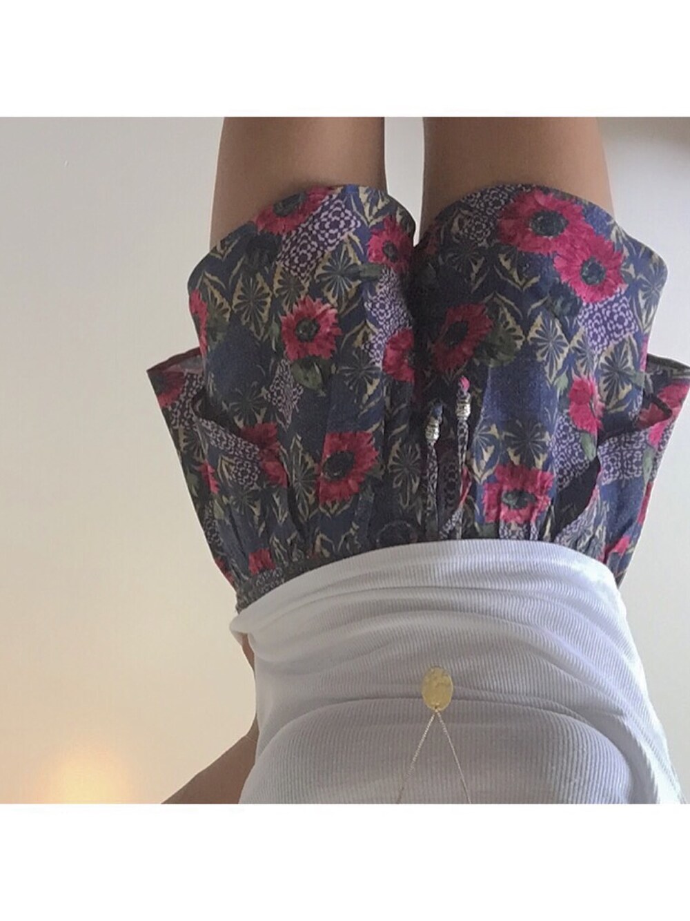 「hawaii、Abercombie&Fitch、Abercrombie&Fitch、brandymelville、urban outfitters、シンプル、きれいめカジュアル、花柄」｜「Abercrombie&Fitchのアイテム（パンツ、ブルー系）」を使った、J U L I Aさん（レディース・162cm）の春コーディネートの1枚目の写真