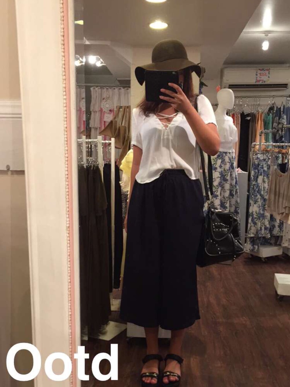 「DHOLICのアイテム（パンツ、ブルー系）」を使った、J U L I Aさん（レディース・162cm）の春コーディネートの1枚目の写真