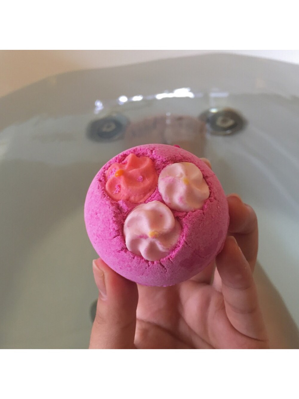 「bath bomb、バスボム」｜「Lushのアイテム（入浴剤・バスケア、ピンク系）」を使った、J U L I Aさん（レディース・162cm）の夏コーディネートの1枚目の写真