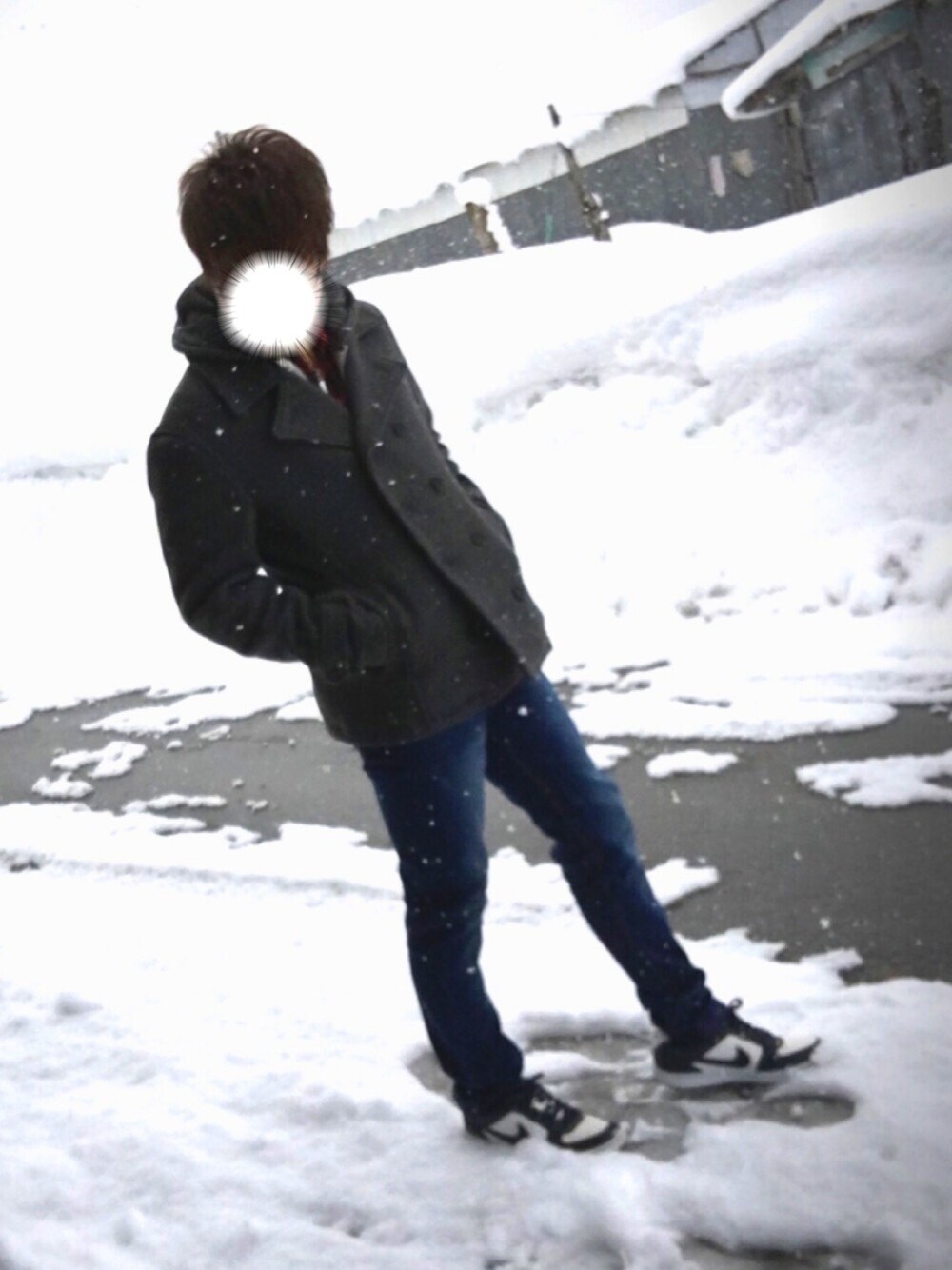 グレー系のピーコート、ブルー系のデニムパンツ、ブラック系のトップスを着用したメンズの春コーディネートの1枚目の写真