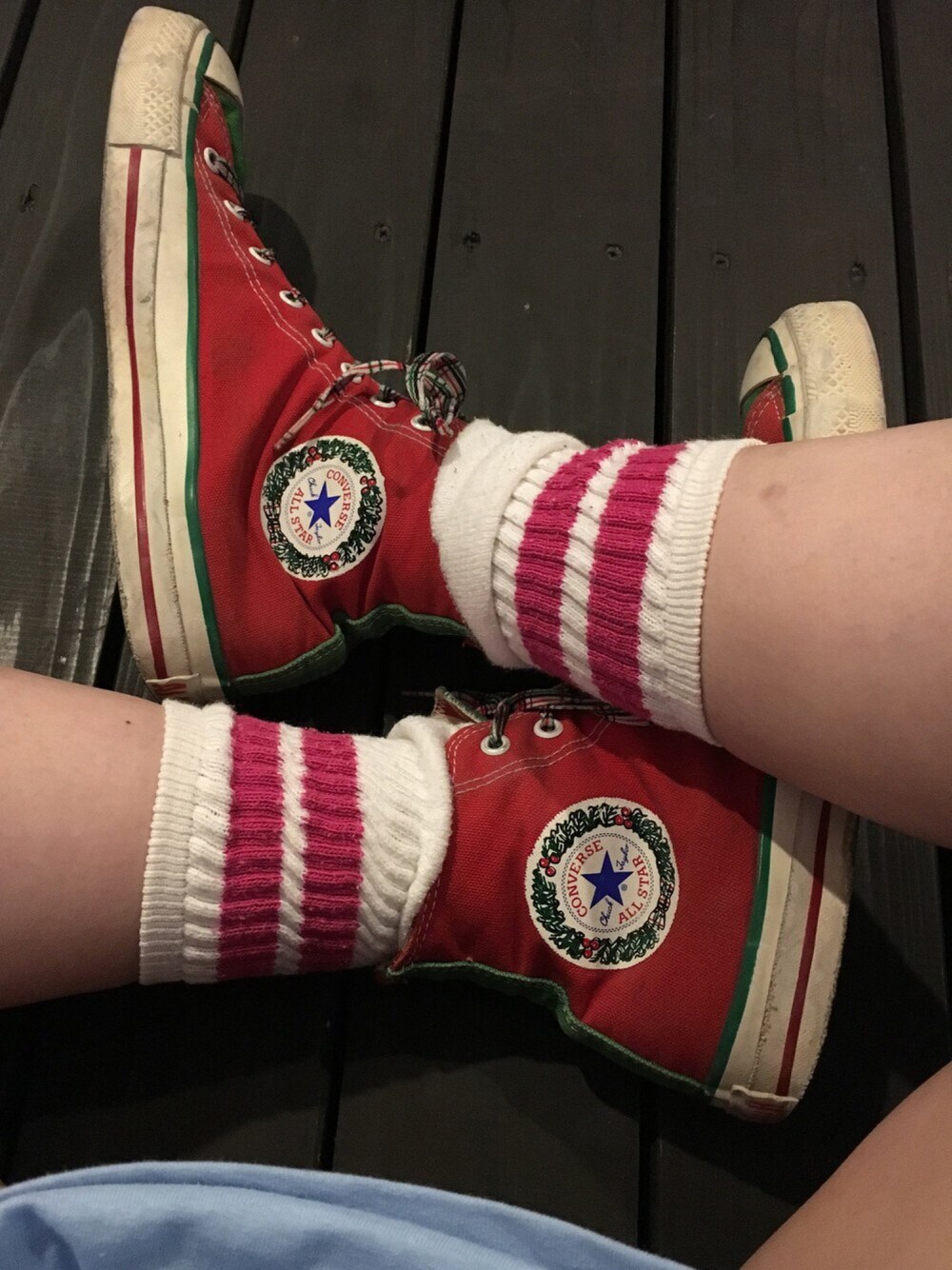 レッド系のスニーカーを着用したレディースの春コーディネートの1枚目の写真