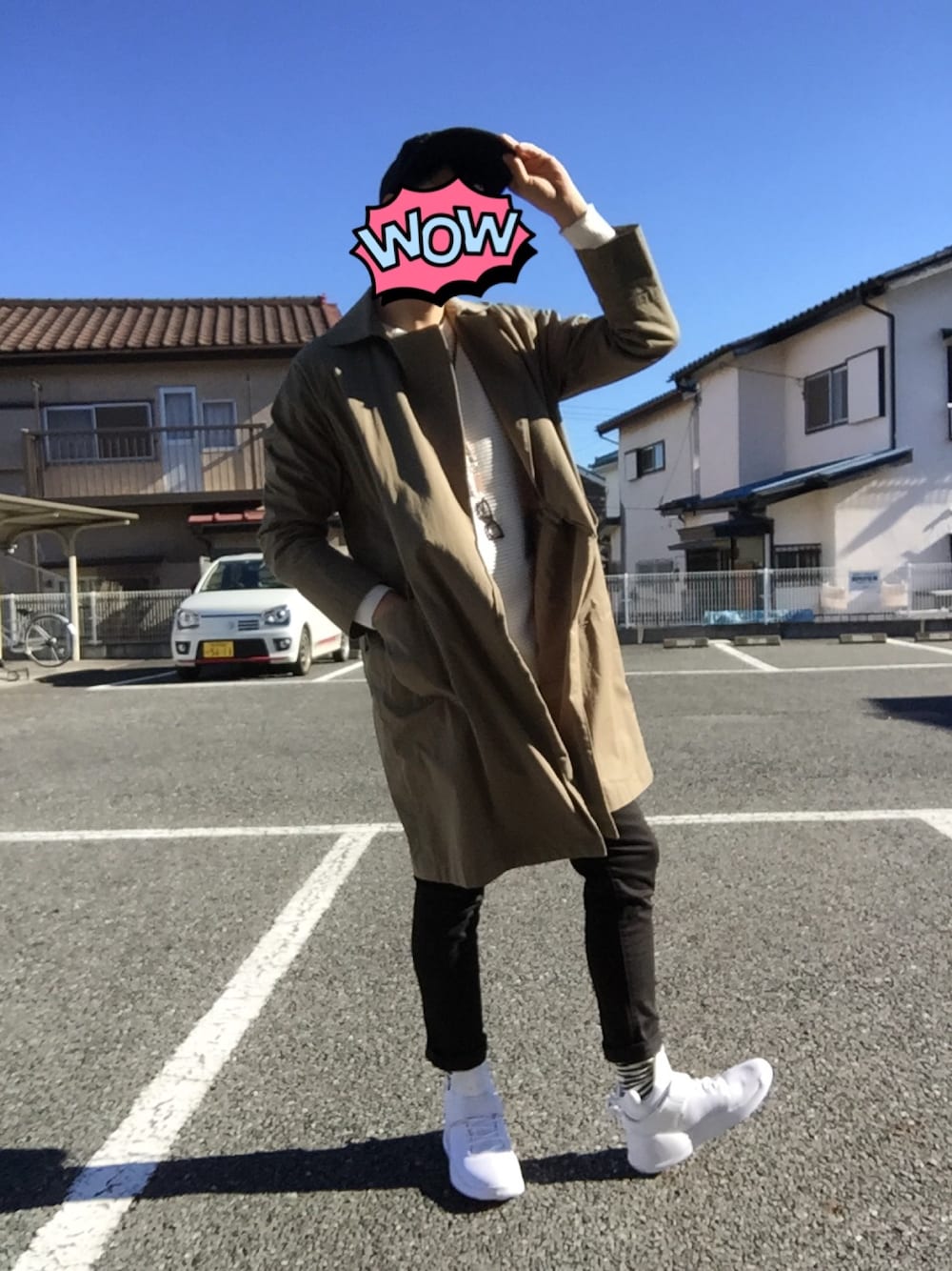 「トレンチコート、ラップコート、カジュアル、キャップ、白ニット、黒スキニー、スキニーデニム」｜「URBAN RESEARCH DOORS MENSのアイテム（トレンチコート、ベージュ系）」を使った、KOYA080さん（メンズ・182cm）の冬コーディネートの1枚目の写真