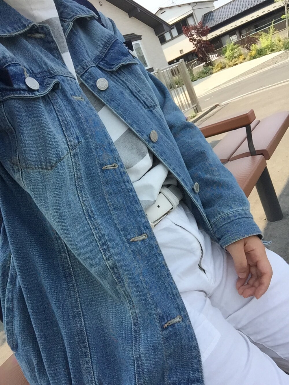 グレー系のTシャツ/カットソー、ブルー系のデニムジャケットを着用したレディースの春コーディネートの1枚目の写真