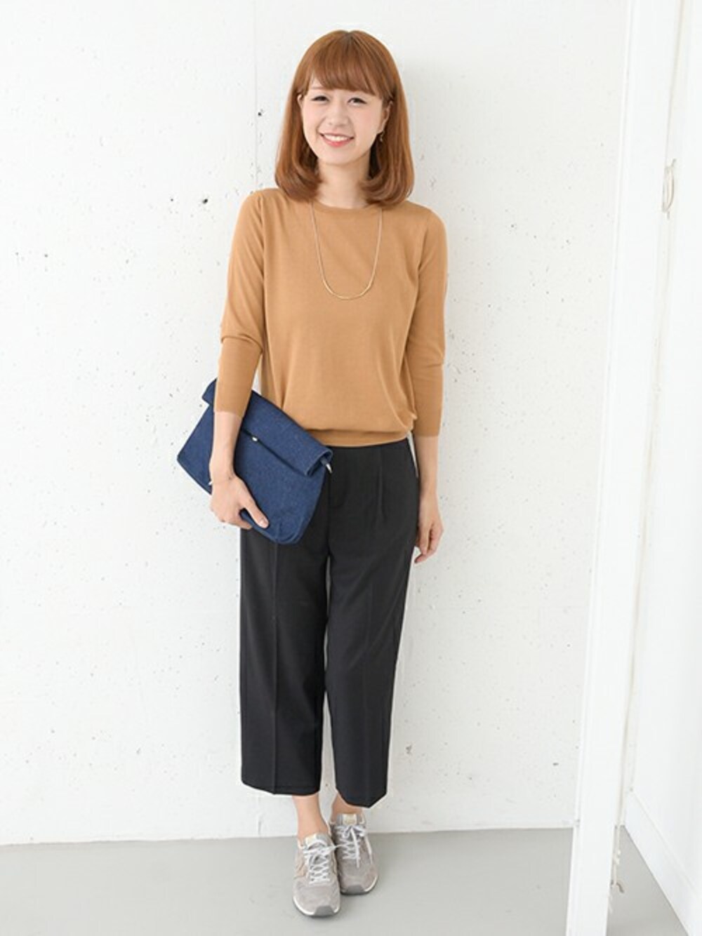 「ニット、プルオーバー、キャメル、トラウザーパンツ、首つまり、7分袖」｜「URBAN RESEARCH DOORS WOMENSのDOORS ハイツイスト7分袖プルオーバー（ニット/セーター、ベージュ系）」を使った、DOORS WOMENSさん（レディース・168cm）の夏コーディネートの1枚目の写真