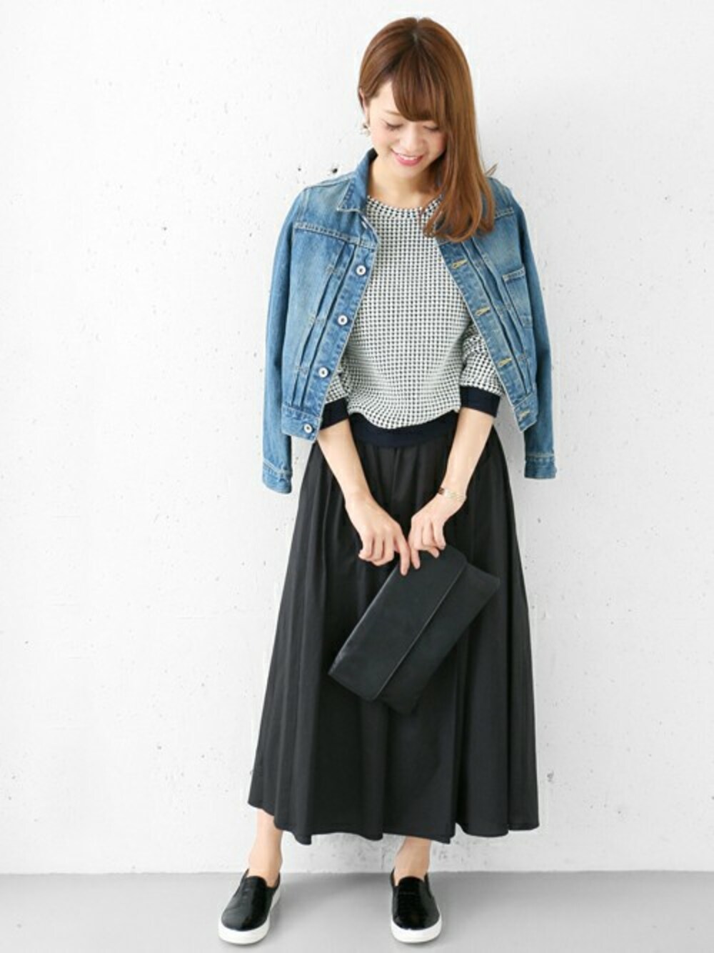 ホワイト系のTシャツ/カットソー、ブラック系のスニーカーを着用したレディースの冬コーディネートの1枚目の写真