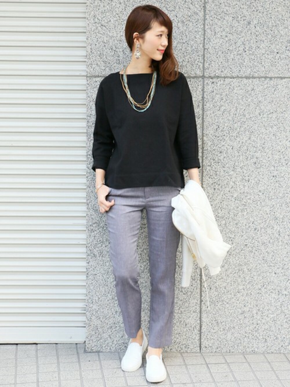 「スラックス、クロップドパンツ、URBAN RESEARCH DOORS、URBAN RESEARCH DOORS WOMENS」｜「URBAN RESEARCH DOORS WOMENSのDOORS シャンブレースラックス（スラックス、ブルー系）」を使った、DOORS WOMENSさん（レディース・168cm）の春コーディネートの1枚目の写真