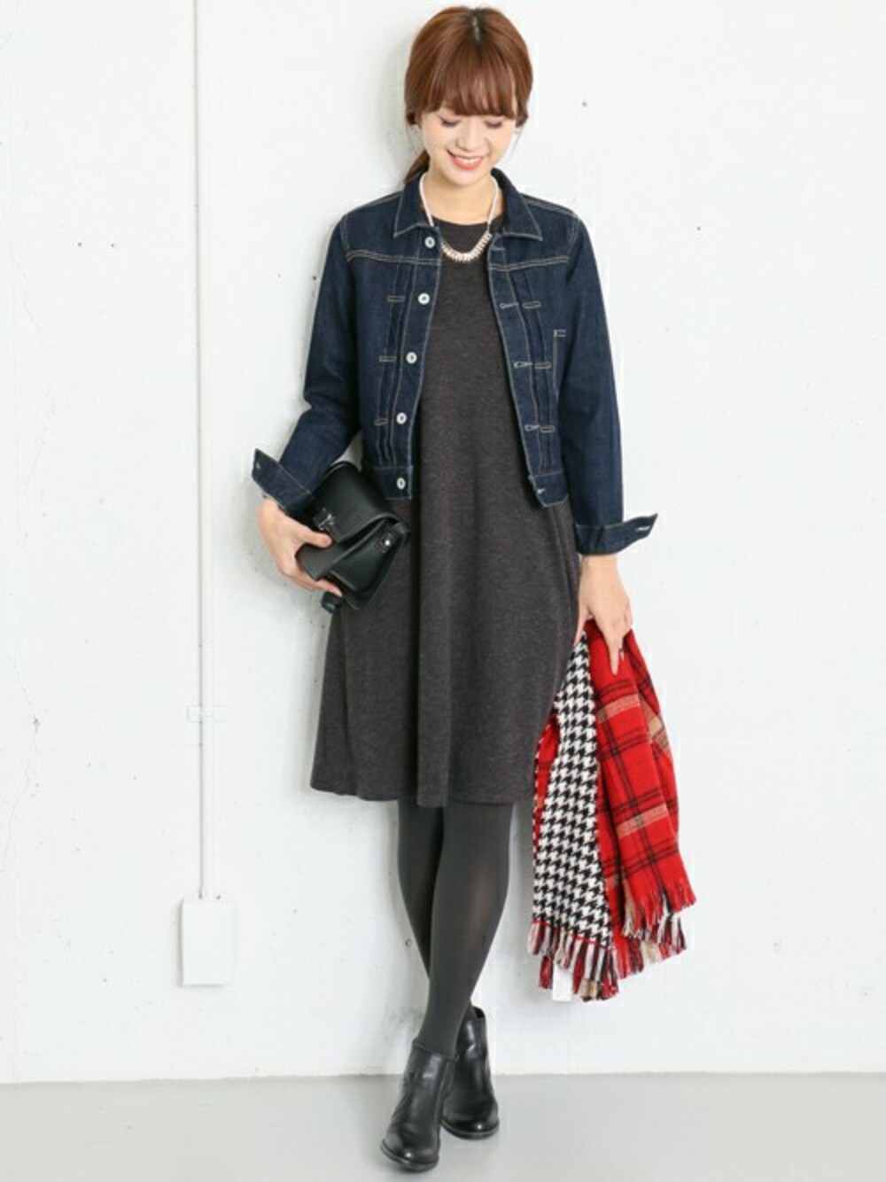 「デニムジャケット、リバーシブル、Gジャン、URBAN RESEARCH DOORS、カットソーワンピース、URBAN RESEARCH DOORS WOMENS」｜「URBAN RESEARCH DOORS WOMENSのDOORS Aラインカットワンピース（ワンピース、グレー系）」を使った、DOORS WOMENSさん（レディース・168cm）の冬コーディネートの1枚目の写真
