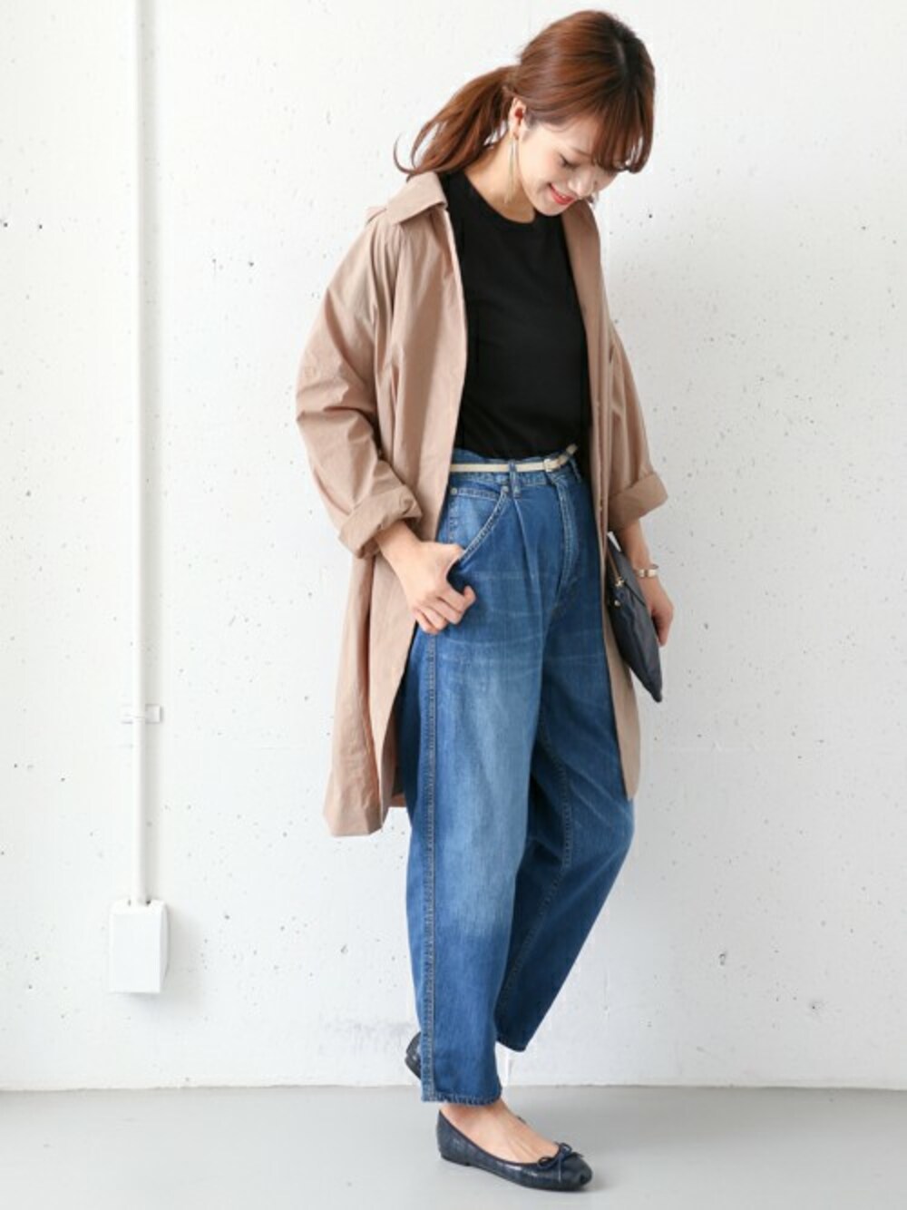 「ハイウエストデニム、タックパンツ、スプリングコート、URBAN RESEARCH DOORS、Hanes、URBAN RESEARCH DOORS WOMENS、パックTシャツ」｜「URBAN RESEARCH DOORS WOMENSの【予約】タックルーズデニムパンツ（デニムパンツ、ブルー系）」を使った、DOORS WOMENSさん（レディース・168cm）の冬コーディネートの1枚目の写真