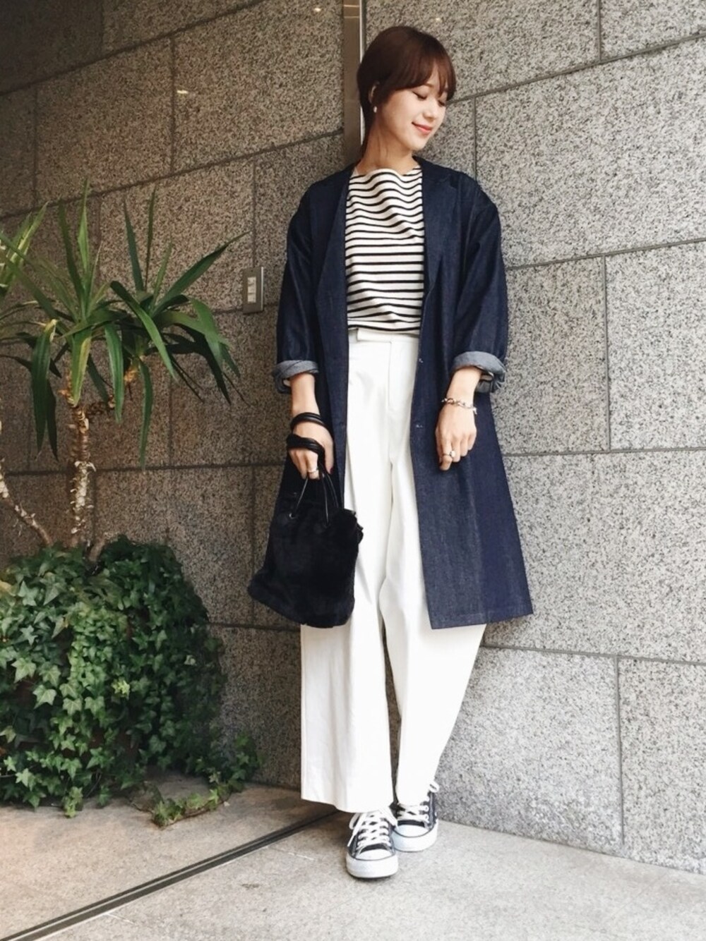 ブルー系のチェスターコート、ブルー系のTシャツ/カットソー、ホワイト系のその他パンツを着用したレディースの冬コーディネートの1枚目の写真