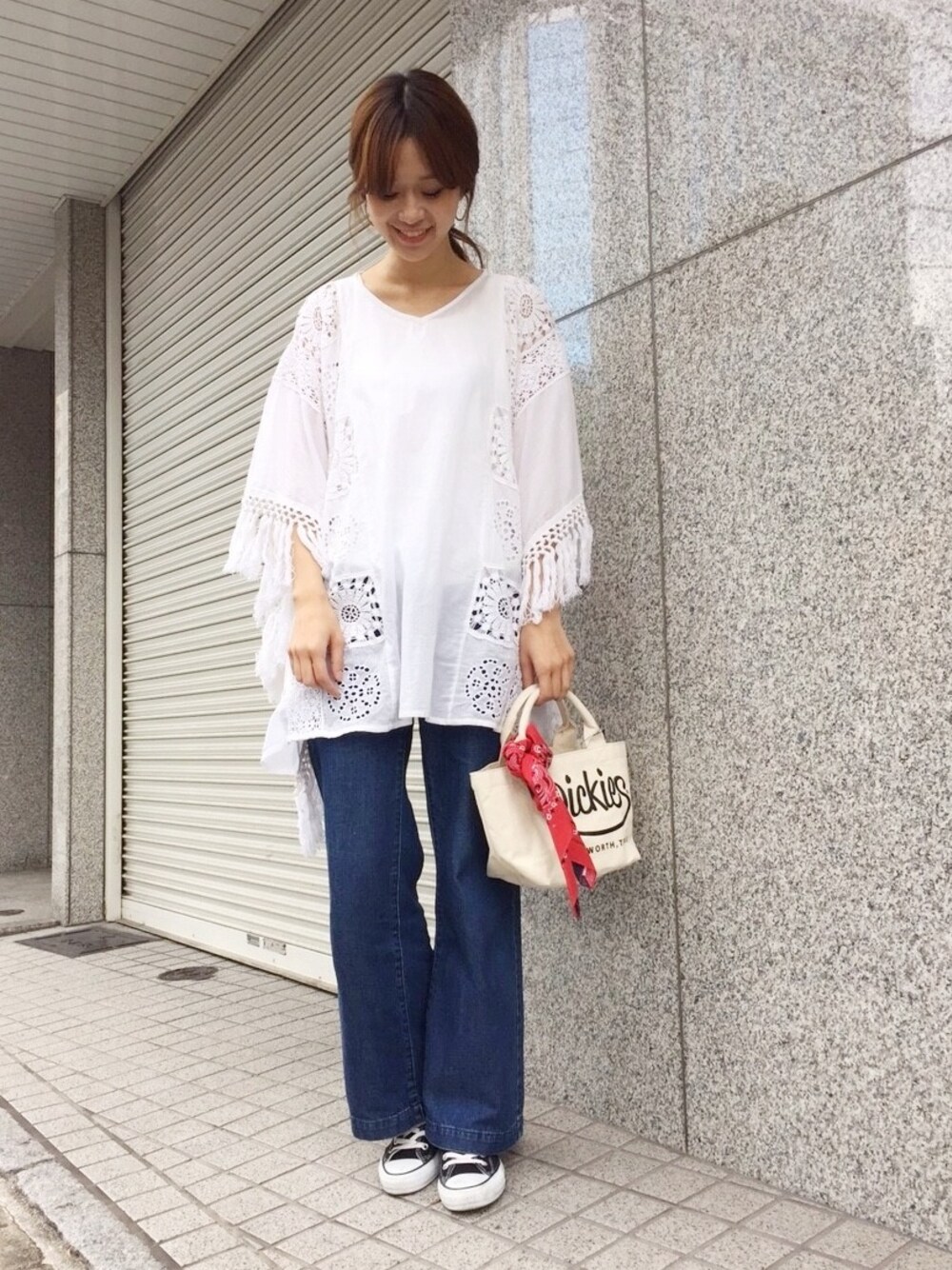 「コンバース、ブラウス、レース、ポンチョ、オールスター、カジュアルコーデ、刺繍ブラウス、URBAN RESEARCH DOORS、レーストップス、URBAN RESEARCH DOORS WOMENS」｜「URBAN RESEARCH DOORS WOMENSのDICKIES　別注バンダナ付きトート（トートバッグ、ホワイト系）」を使った、DOORS WOMENSさん（レディース・168cm）の春コーディネートの1枚目の写真