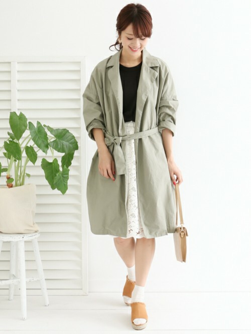 「大人カジュアル、カーキ、春アウター、レーススカート、スプリングコート、URBAN RESEARCH DOORS、Hanes、URBAN RESEARCH DOORS WOMENS」｜「URBAN RESEARCH DOORS WOMENSのDOORS コットンワイドビッグコート（その他アウター、グリーン系）」を使った、DOORS WOMENSさん（レディース・168cm）の春コーディネートの1枚目の写真