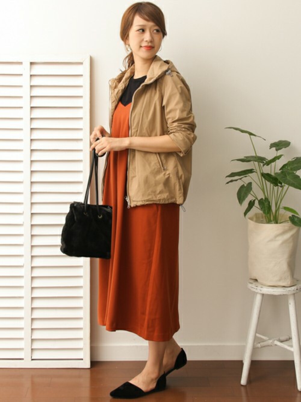 ベージュ系のブルゾン、その他のワンピース/ドレス、ブラック系のシューズを着用したレディースの秋コーディネートの1枚目の写真