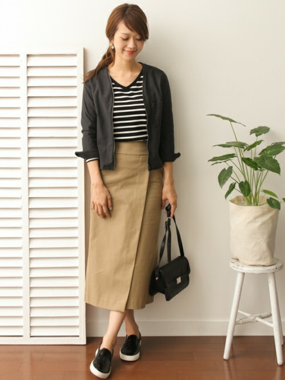 「ブルゾン、秋のコーデ、大人カジュアル、カーキ、ロングスカート、カジュアルコーデ、URBAN RESEARCH DOORS、ミディスカート、URBAN RESEARCH DOORS WOMENS」｜「URBAN RESEARCH DOORS WOMENSのDOORS 2WAYボーダーカットソー（Tシャツ/カットソー、ブルー系）」を使った、DOORS WOMENSさん（レディース・168cm）の夏コーディネートの1枚目の写真