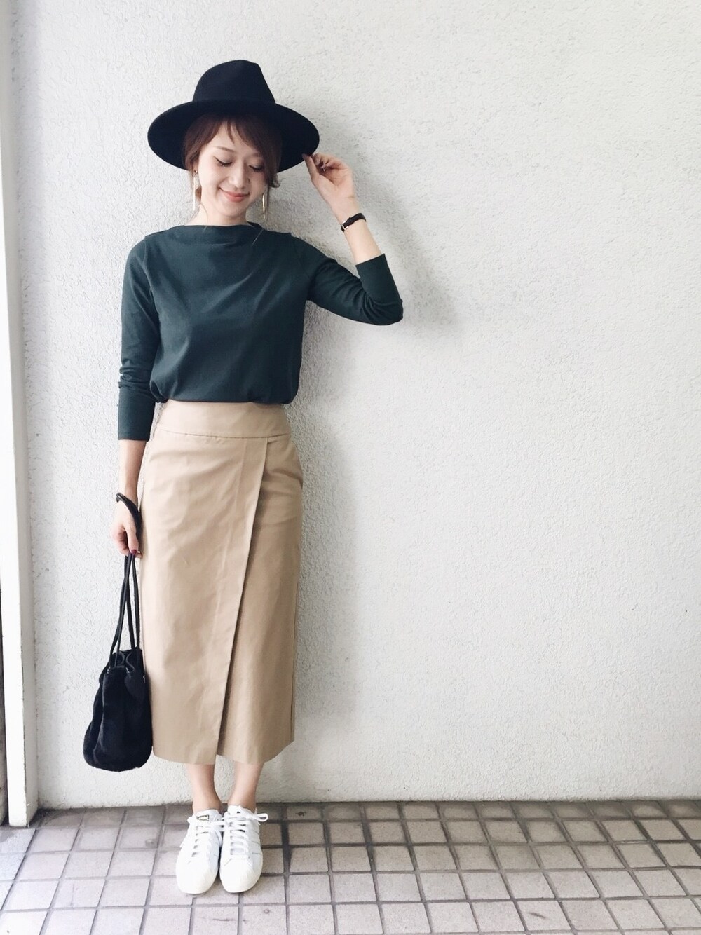 「秋のコーデ、大人カジュアル、きれいめカジュアル、ラップスカート、ボートネック、URBAN RESEARCH DOORS、ミディスカート、URBAN RESEARCH DOORS WOMENS」｜「URBAN RESEARCH DOORS WOMENSのDOORS ボートネックプルオーバー（Tシャツ/カットソー、グリーン系）」を使った、DOORS WOMENSさん（レディース・168cm）の夏コーディネートの1枚目の写真