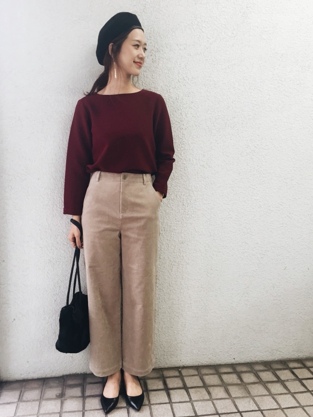 グレー系のその他パンツ、ブラック系のショルダーバッグ、レッド系のシャツ/ブラウスを着用したレディースの秋コーディネートの1枚目の写真