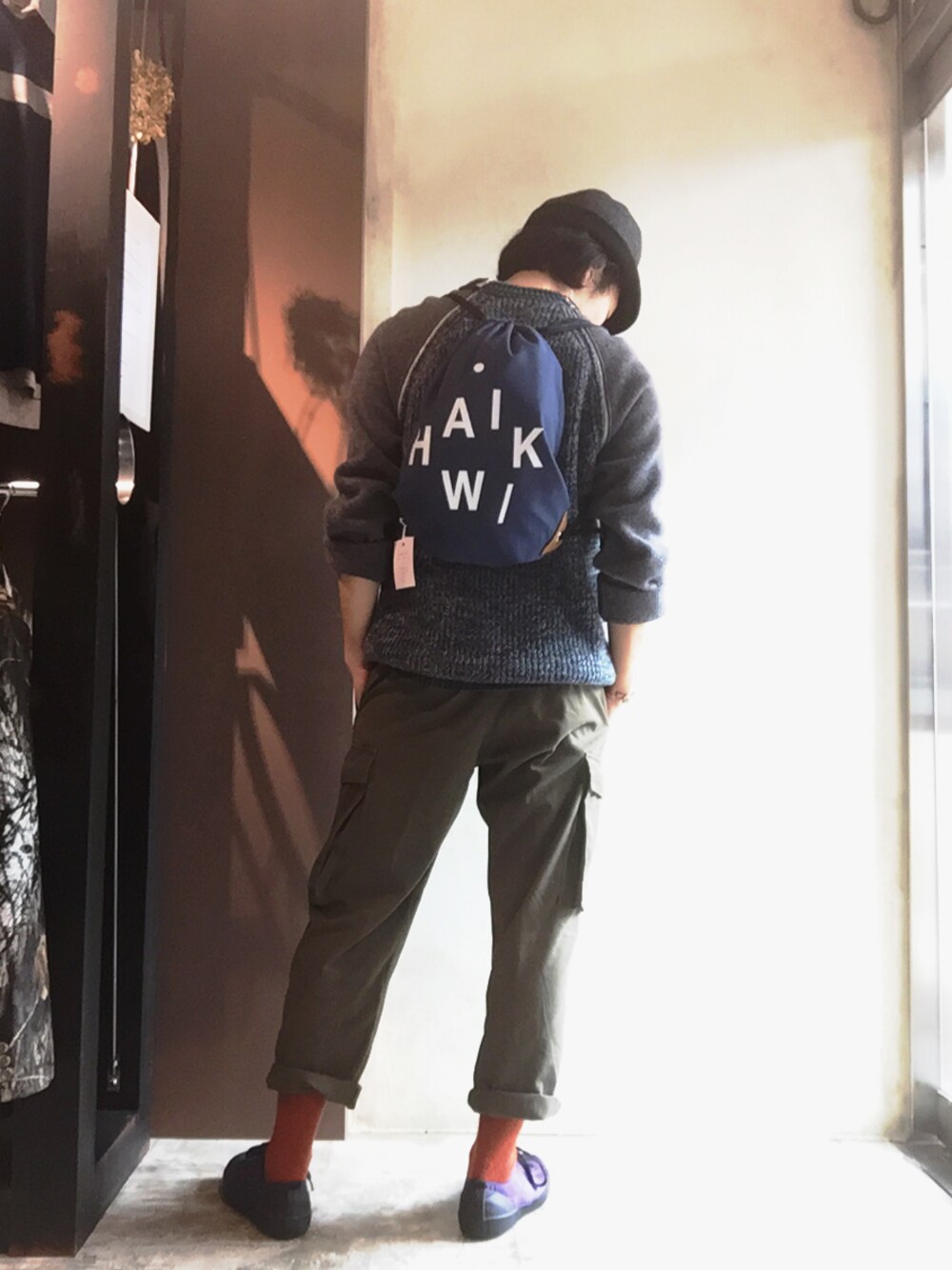 ブルー系のバックパック/リュック、グレー系のカーゴパンツ、グレー系のニット/セーターを着用したメンズの秋コーディネートの1枚目の写真