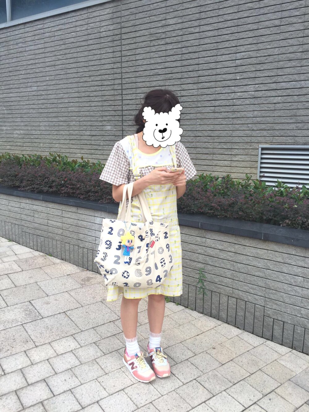 「Ne-netの小花プリント（サロペット/オーバーオール、イエロー系）」を使った、ゆきちゃんさん（レディース・154cm）の秋コーディネートの1枚目の写真