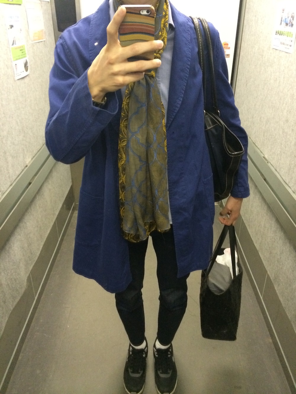「NIXONのTHE SHELLEY（アナログ腕時計、ゴールド系）」を使った、TOMOさん（メンズ・180cm）の春コーディネートの1枚目の写真