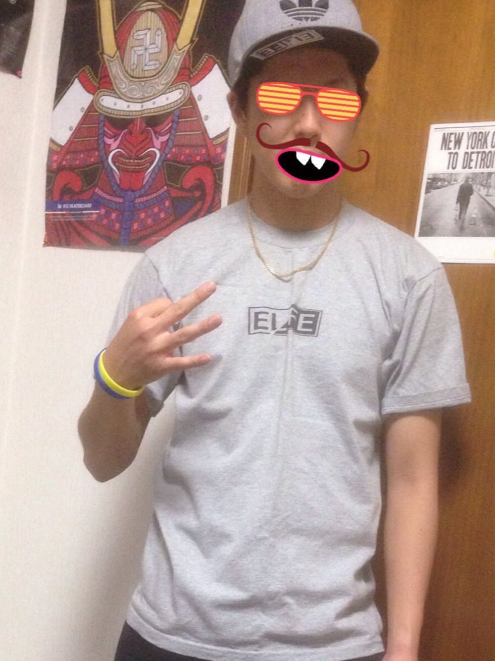 グレー系のTシャツ/カットソーを着用したメンズの夏コーディネートの1枚目の写真