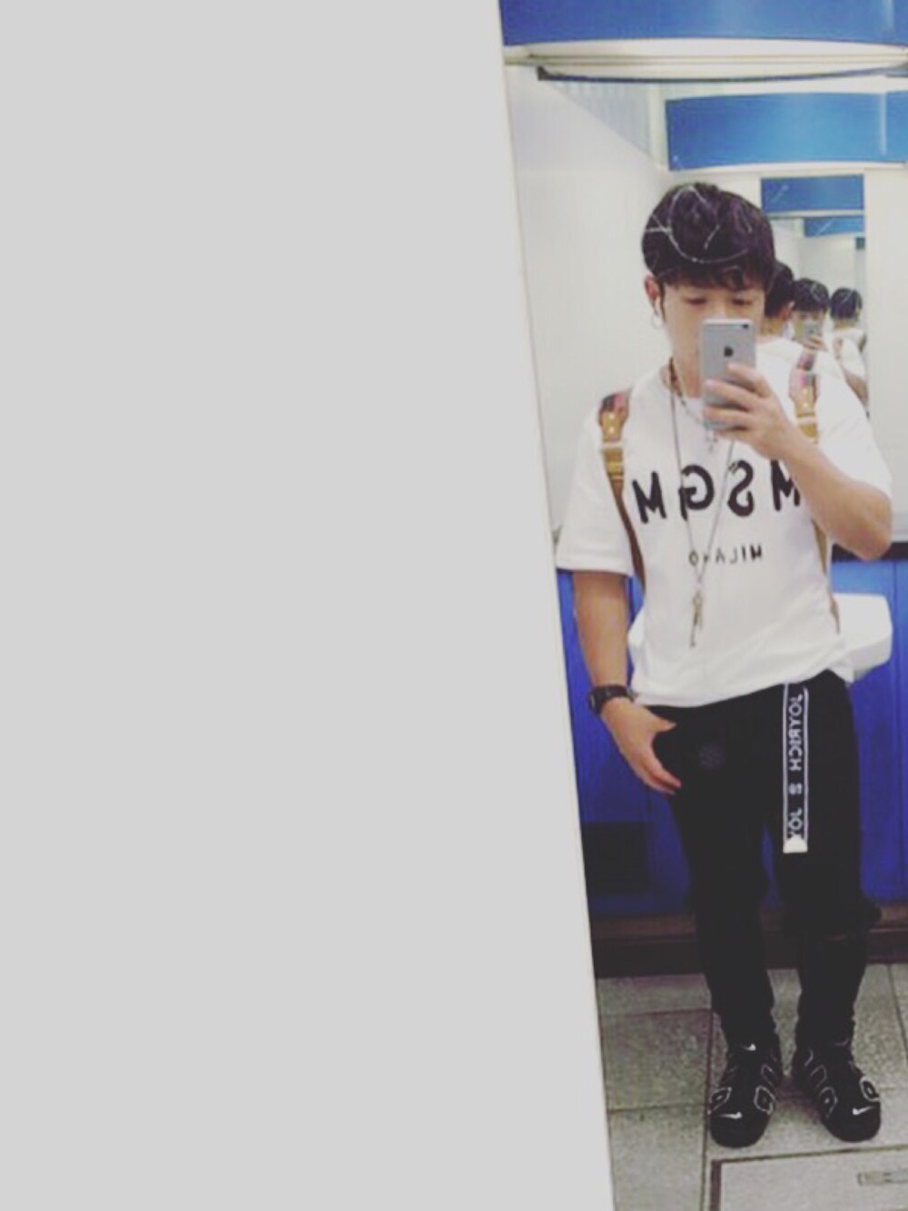 ホワイト系のTシャツ/カットソー、ブラウン系のバックパック/リュック、ブラック系のその他パンツを着用したメンズの夏コーディネートの1枚目の写真