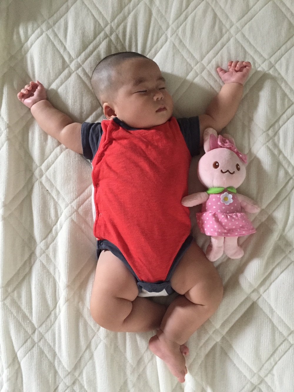 オレンジ系のロンパースを着用したキッズの夏コーディネートの1枚目の写真