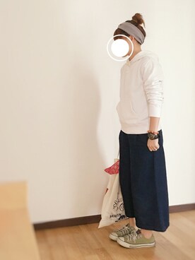 ヘアバンドを使った 白パーカー の人気ファッションコーディネート Wear