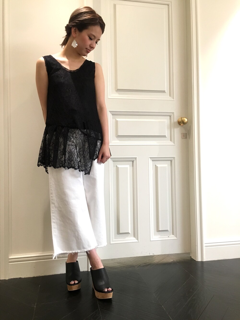 「夏、ラクチンコーデ、モノトーン、レース、FRAY I.D、コルクサンダル、デニム」｜「FRAY I.Dのアイテム（トップス、ブラック系）」を使った、akane takahashiさん（レディース・155cm）の夏コーディネートの1枚目の写真