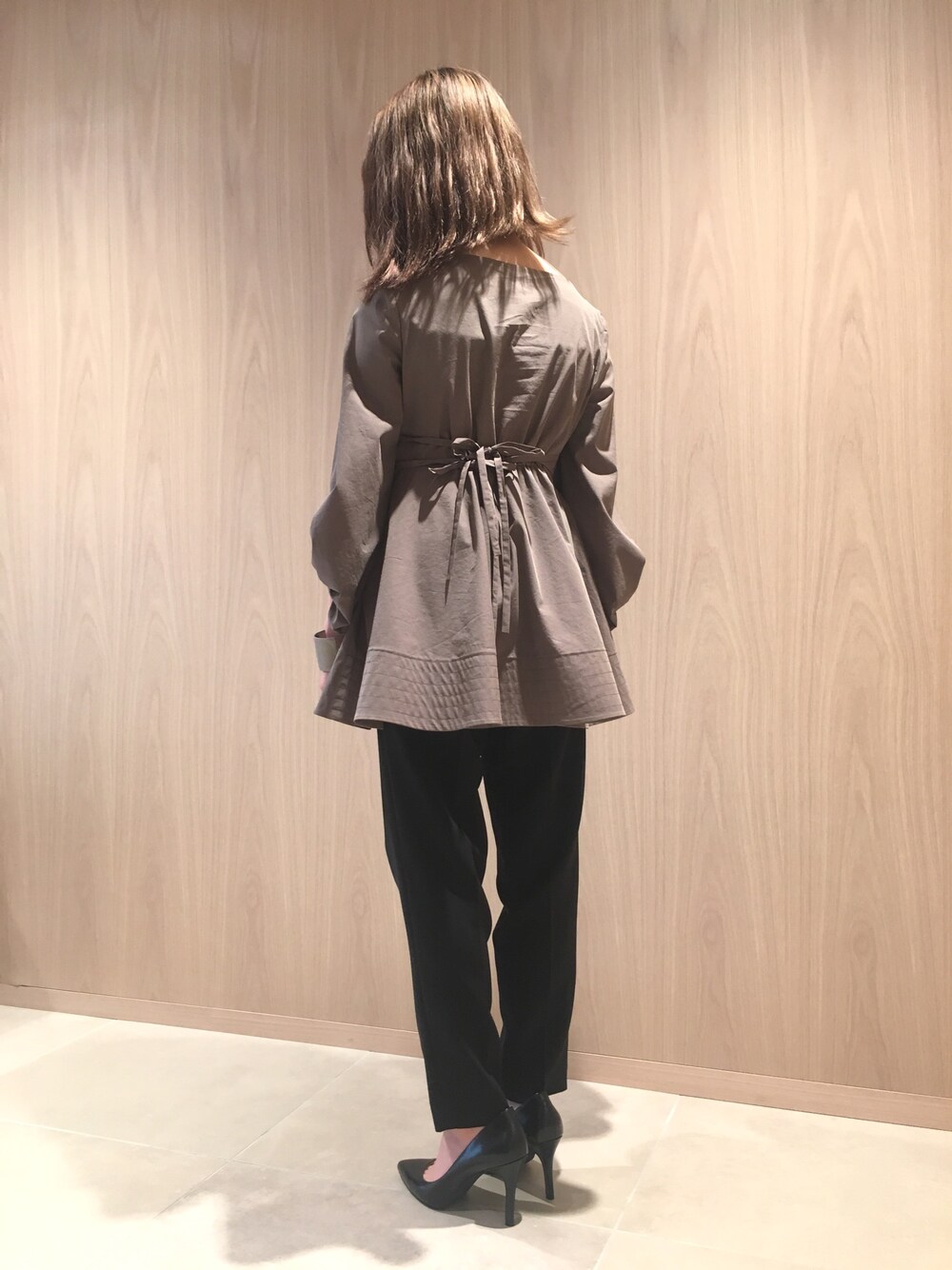 「パンプス、大人カジュアル、バックリボン、パンツスタイル、シンプルコーデ、秋服、FRAY I.D」｜「FRAY I.Dのパフ袖ぺプラムブラウス（シャツ/ブラウス、グリーン系）」を使った、akane takahashiさん（レディース・155cm）の夏コーディネートの1枚目の写真