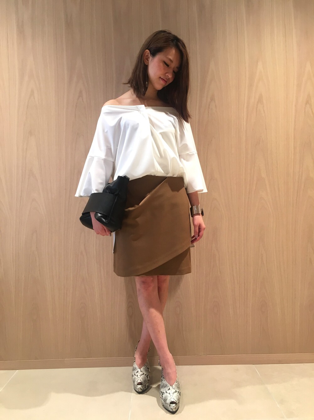 「タイトスカート、ブラウス、パンプス、ホワイト、シンプルコーデ、秋服、オトナカジュアル、FRAY I.D」｜「FRAY I.Dのワンタックミニスカート（スカート、イエロー系）」を使った、akane takahashiさん（レディース・155cm）の夏コーディネートの1枚目の写真