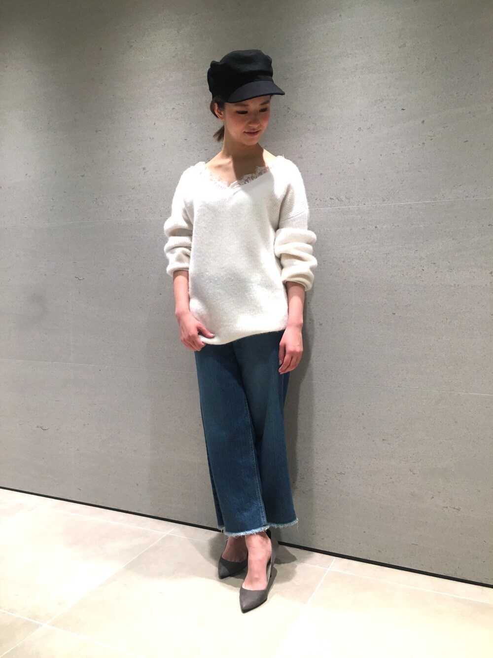 「ニット、デニム、パンプス、カジュアル、レース、キャスケット、大人カジュアル、秋服、FRAY I.D」｜「FRAY I.Dのクロップドデニムパンツ（デニムパンツ、ブルー系）」を使った、akane takahashiさん（レディース・155cm）の夏コーディネートの1枚目の写真