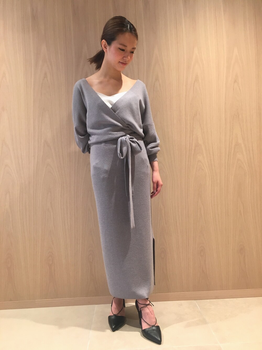 「ワンピース、シンプル、グレー、レースアップシューズ、大人カジュアル、ラフ、秋服、FRAY I.D」｜「FRAY I.Dのカシュクールニットワンピース（ワンピース、グレー系）」を使った、akane takahashiさん（レディース・155cm）の夏コーディネートの1枚目の写真