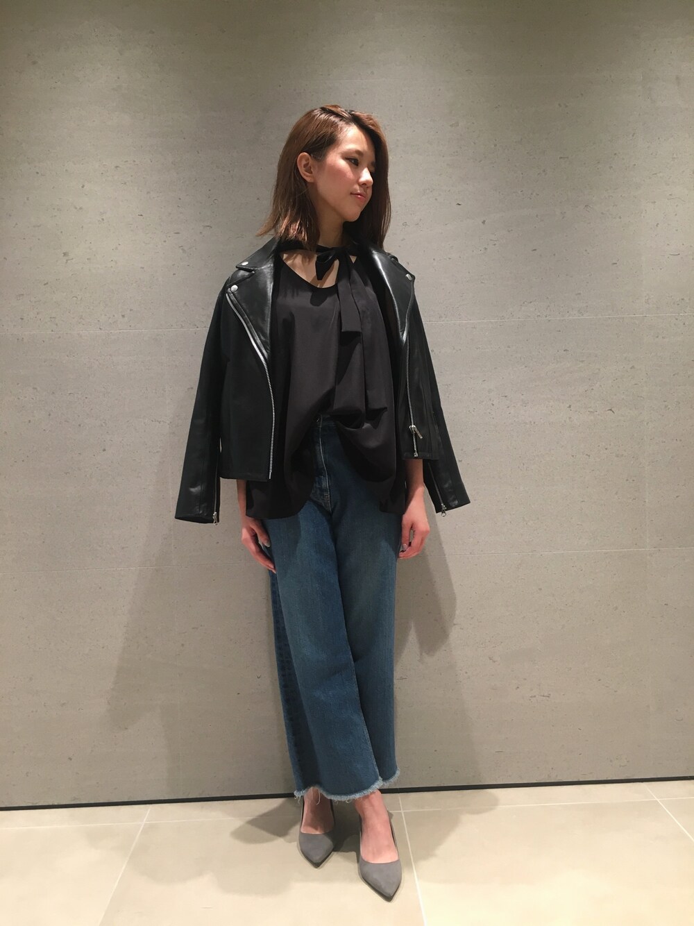 「デニム、パンプス、ブラック、大人コーデ、モード、ボウタイ、FRAY I.D、ライタースジャケット」｜「FRAY I.Dのレザーライダースジャケット（ライダースジャケット、ブラック系）」を使った、akane takahashiさん（レディース・155cm）の夏コーディネートの1枚目の写真