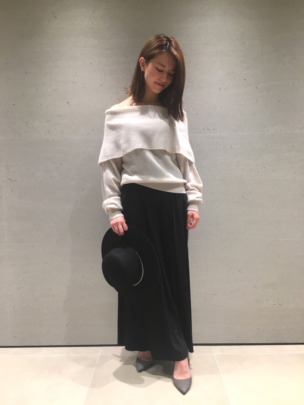 「パンプス、ハット、ラフ、オフショル、リラックススタイル、秋服、オトナカジュアル、FRAY I.D」｜「FRAY I.Dのアイテム（パンプス、グレー系）」を使った、akane takahashiさん（レディース・155cm）の夏コーディネートの1枚目の写真