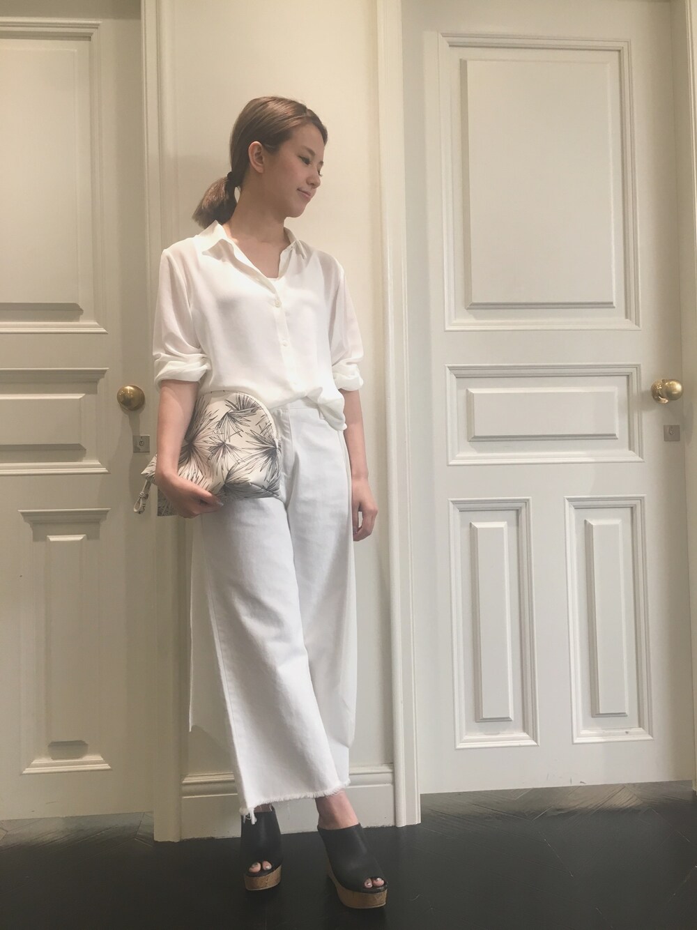 「シンプルコーデ、ホワイトコーデ、シャツスタイル、パンツ、白デニム、サンダル、夏、FRAY I.D」｜「FRAY I.Dのアイテム（シャツ/ブラウス、ホワイト系）」を使った、akane takahashiさん（レディース・155cm）の夏コーディネートの1枚目の写真