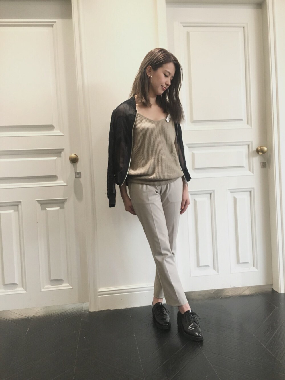 「秋服、ブルゾン、ベージュ、レースアップシューズ、大人コーデ、FRAY l.D」｜「FRAY I.Dの両畦ニットキャミソール（ニット/セーター、グレー系）」を使った、akane takahashiさん（レディース・155cm）の秋コーディネートの1枚目の写真