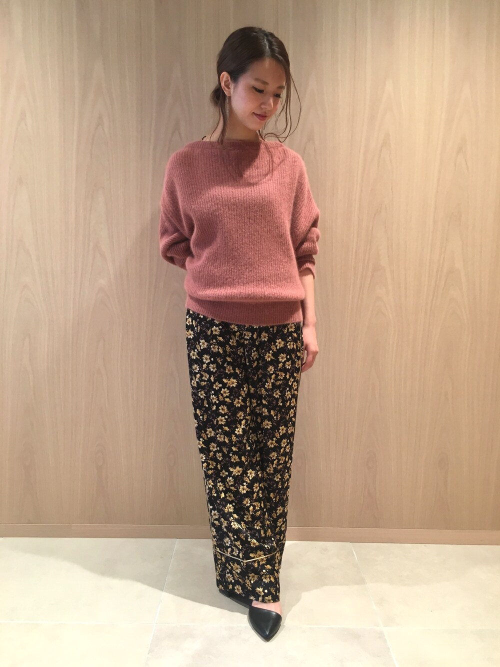 「花柄、秋のコーデ、キレイめ、ラフ、パンツスタイル、ピンクニット、FRAY I.D」｜「FRAY I.DのバックVチェーンニット（ニット/セーター、ブラウン系）」を使った、akane takahashiさん（レディース・155cm）の秋コーディネートの1枚目の写真