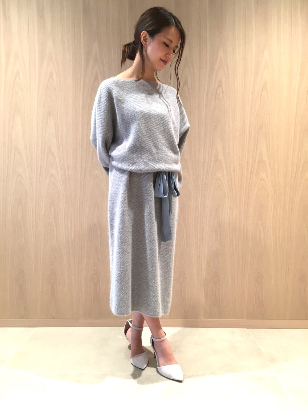 「ワンピース、パンプス、グレー、秋のコーデ、リボン、キレイめ、ラフ、FRAY I.D」｜「FRAY I.Dのベルテッドドルマンニットワンピース（ワンピース、グレー系）」を使った、akane takahashiさん（レディース・155cm）の秋コーディネートの1枚目の写真