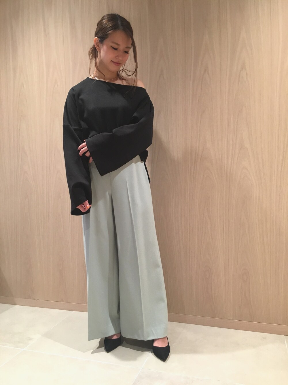「ワンピース、パンプス、グリーン、秋のコーデ、ラフ、オフショル、ルーズシルエット、FRAY I.D」｜「FRAY I.Dのオフショルカットソー（Tシャツ/カットソー、ブラック系）」を使った、akane takahashiさん（レディース・155cm）の秋コーディネートの1枚目の写真