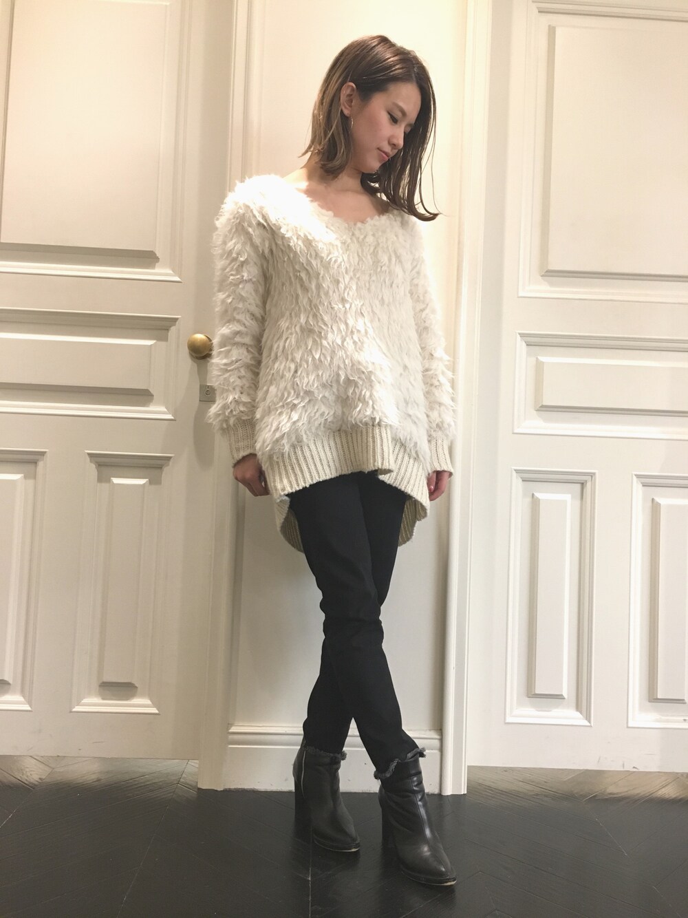 「シンプルコーデ、モード、ブーツ、モノトーン、オトナカジュアル、パンツスタイル、もこもこ、白ニット、FRAY I.D」｜「FRAY I.Dのアイテム（ニット/セーター、ホワイト系）」を使った、akane takahashiさん（レディース・155cm）の秋コーディネートの1枚目の写真