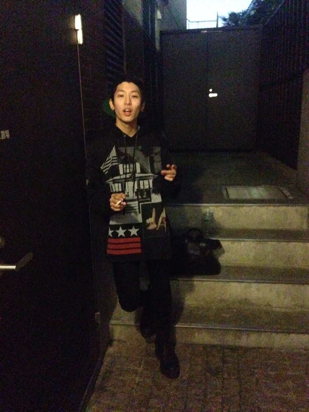 「GIVENCHY」｜「GIVENCHYのアイテム（Tシャツ/カットソー、ブラック系）」を使った、(n)さん（メンズ・175cm）の秋コーディネートの1枚目の写真