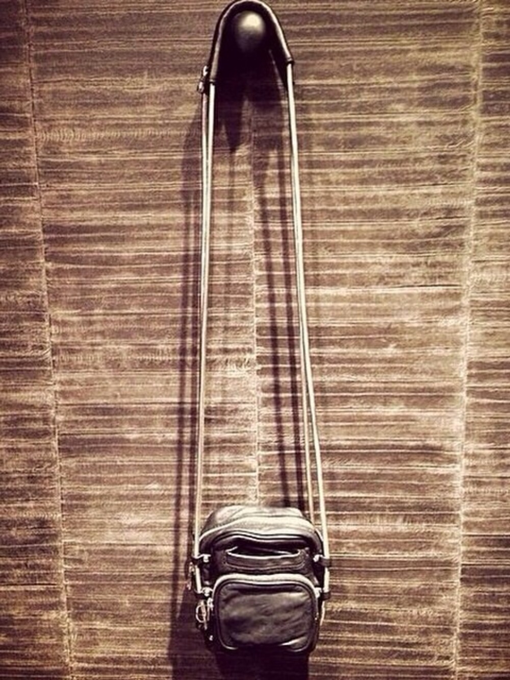 「Alexander Wang」｜「alexanderwangのアイテム（ショルダーバッグ、ブラック系）」を使った、(n)さん（メンズ・175cm）の秋コーディネートの1枚目の写真