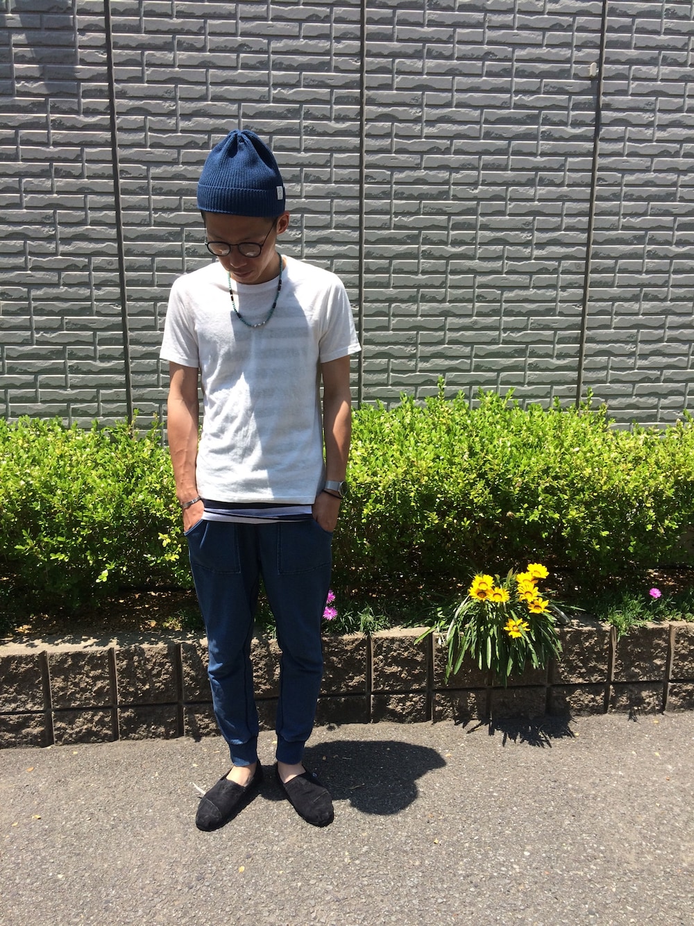 「丸メガネ、白Tシャツ、ニット帽、エスパドリーユ、スウェットパンツ、ボーダー、ロン毛、リラックススタイル」｜「GUのアイテム（Tシャツ/カットソー、ホワイト系）」を使った、サファリさん（メンズ・173cm）の春コーディネートの1枚目の写真