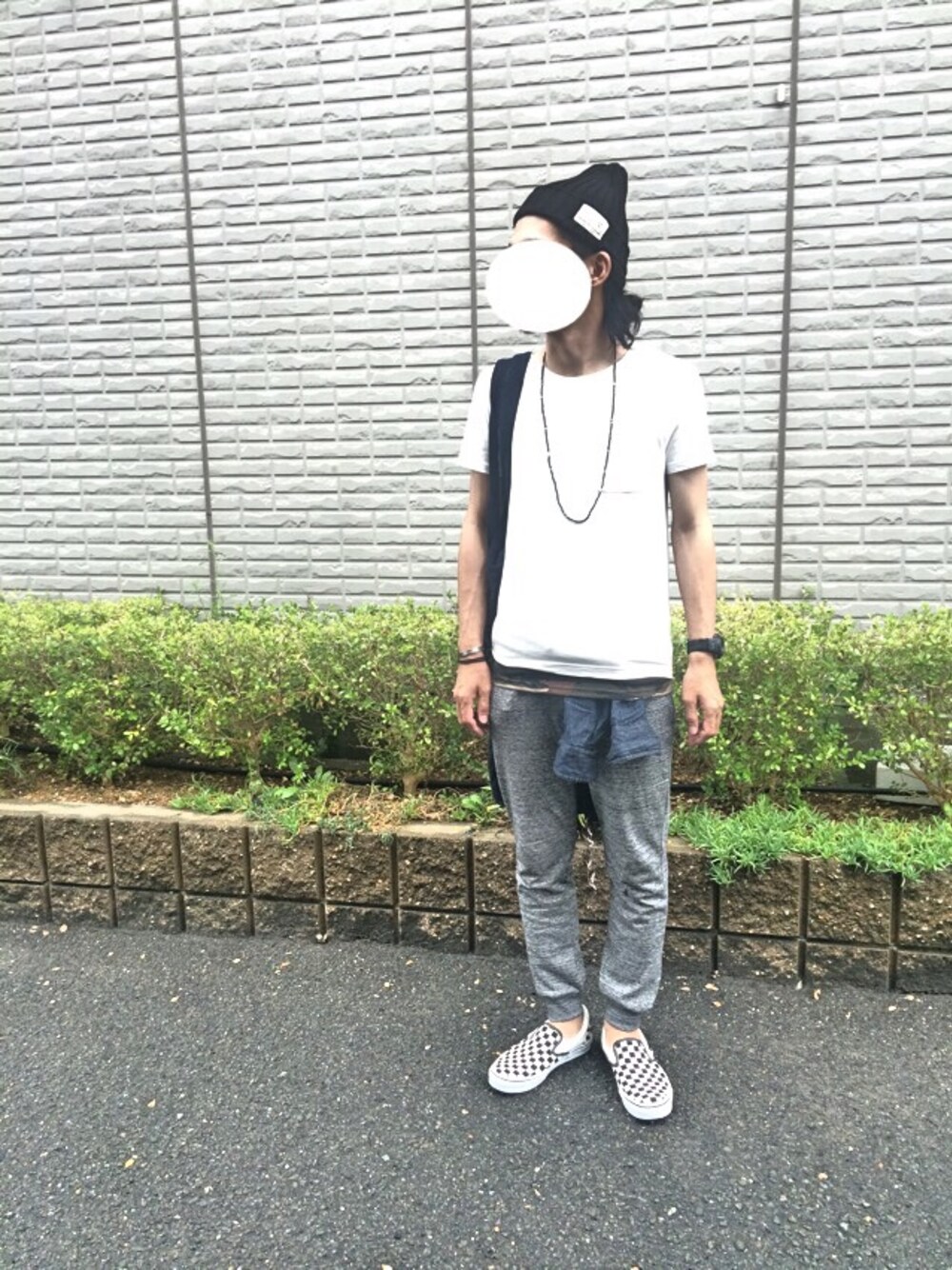 「スウェットパンツ、カモフラ、ロン毛、腰巻きスタイル、ニット帽、ビーズネックレス、ポケットＴシャツ、白Tシャツ、秋の始まり、スリッポン」｜「UNION STATIONのUネックポケットTシャツ（Tシャツ/カットソー、ホワイト系）」を使った、サファリさん（メンズ・173cm）の秋コーディネートの1枚目の写真