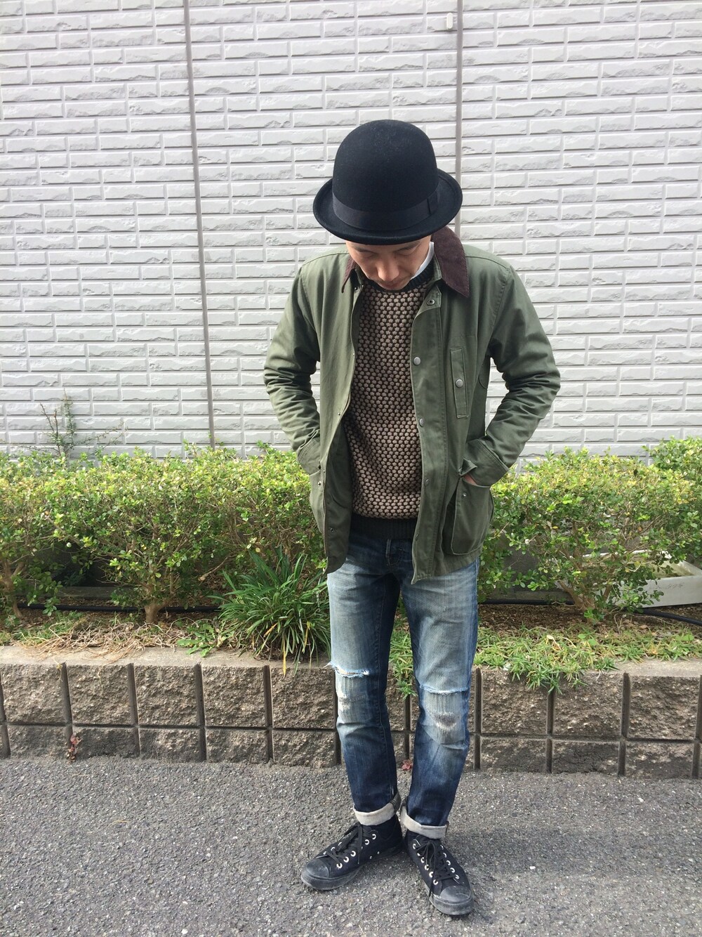 「ボーラーハット、ハット、ハンティングジャケット、セーター、ダメージデニムパンツ、デニム、ジャケット、冬、スニーカー、ロールアップ」｜「しまむらのアイテム（ハット、ブラック系）」を使った、サファリさん（メンズ・173cm）の冬コーディネートの1枚目の写真