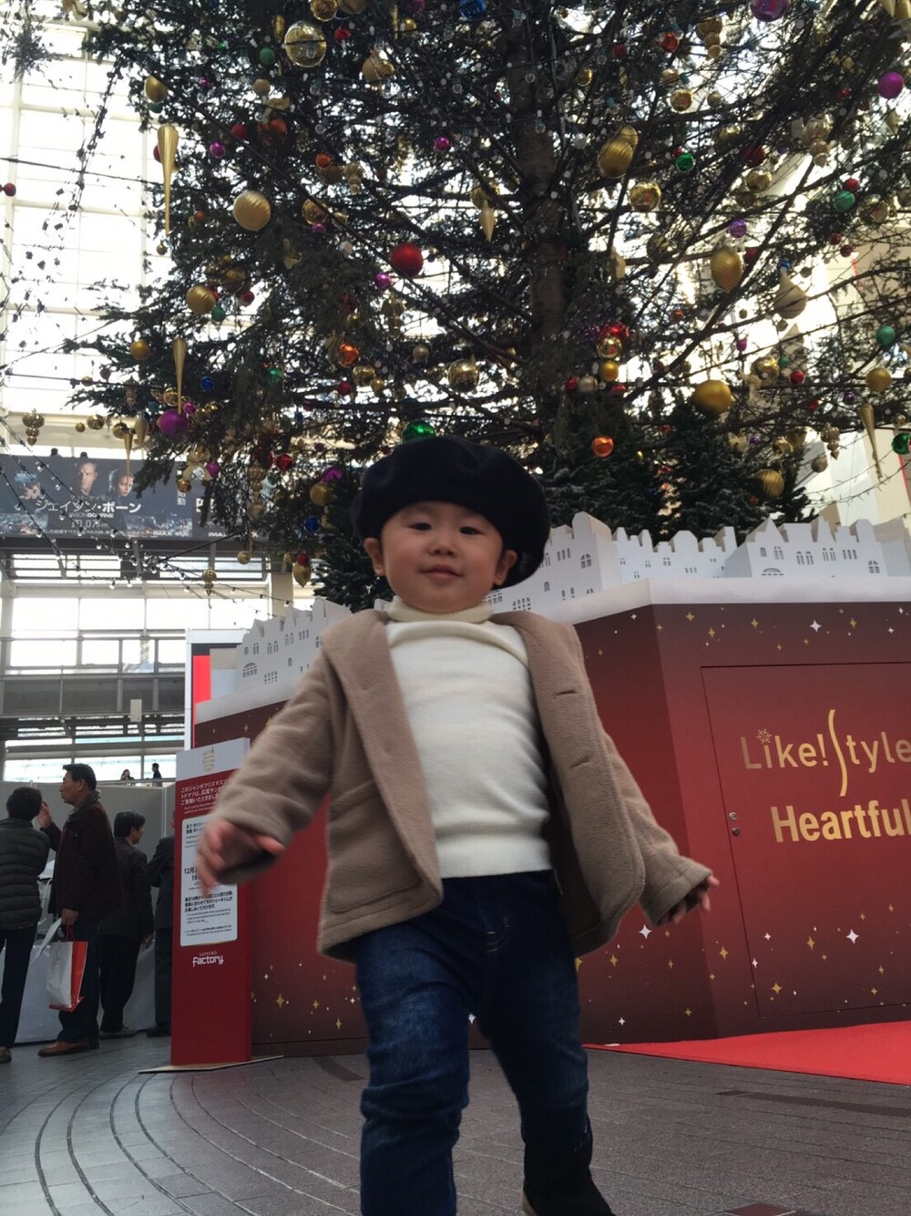 「クリスマスツリー、サンタさん、ベレー帽、親子コーデ、ジャケット」｜「kladskapのワンポイント刺しゅう入りベレー帽（ハンチング/ベレー帽、ブラック系）」を使った、そーすけさん（キッズ・90cm）の秋コーディネートの1枚目の写真