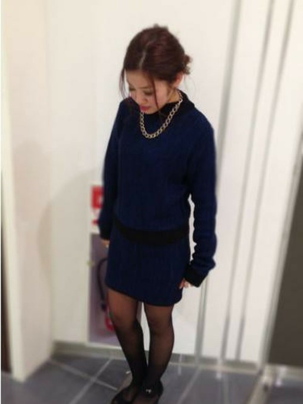 ブルー系のスカート、ブルー系のニット/セーターを着用したレディースの冬コーディネートの1枚目の写真