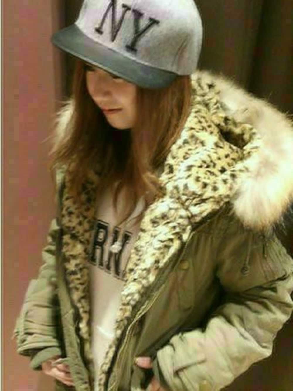 グリーン系のミリタリージャケットを着用したレディースの冬コーディネートの1枚目の写真